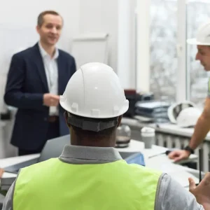 Responsables sécurité préparant un plan de prévention pour l’intervention d’entreprises extérieures