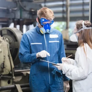 Salarié apprenant à identifier les dangers des produits chimiques lors d’une formation au risque chimique