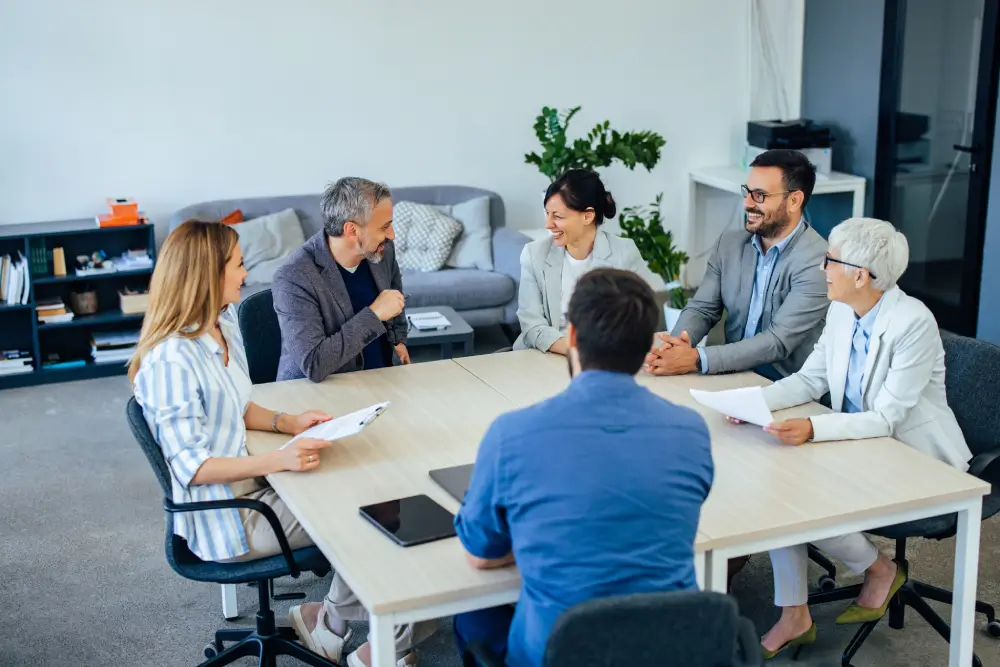 Participants échangeant lors d’une formation à la prévention des risques psychosociaux en Occitanie